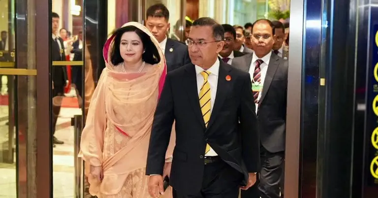 ডালিয়ান থেকে বেইজিংয়ের পথে প্রধানমন্ত্রী